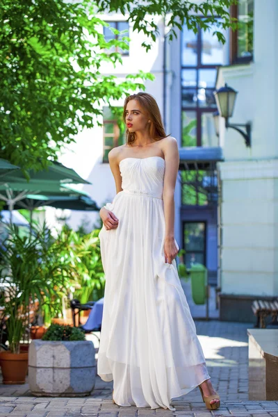 白を着ての美しいモデルの女性の肖像画のドレスします。 — ストック写真