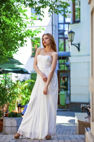 Retrato de comprimento total da bela mulher modelo em vestido branco — Fotografia de Stock