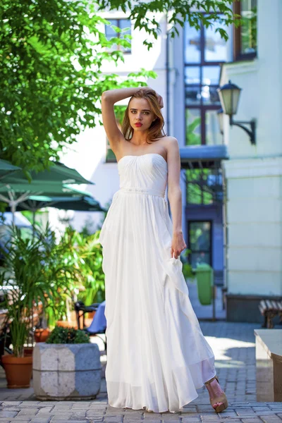 充分长的漂亮的模特穿白色连衣裙的女人的画像 — 图库照片
