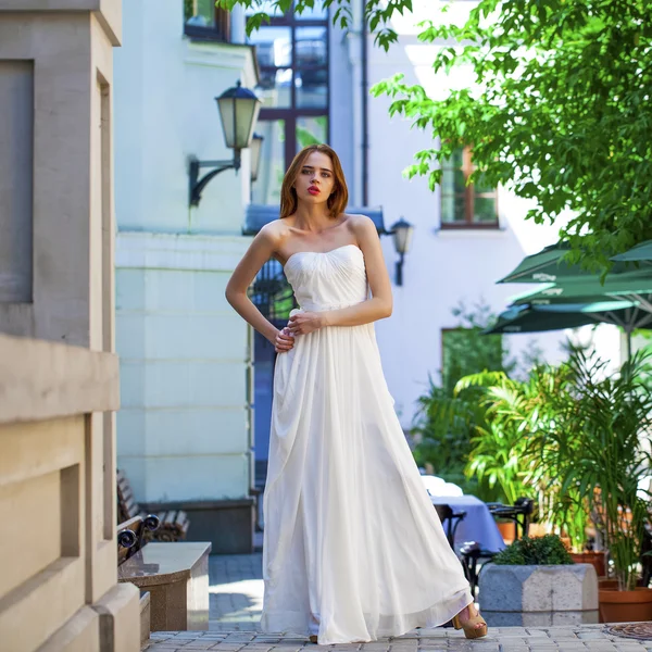 Retrato de cuerpo entero de hermosa modelo mujer en vestido blanco — Foto de Stock