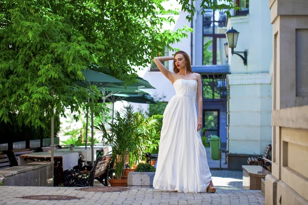 Beyaz elbiseli güzel model kadın portresi tam uzunlukta — Stok fotoğraf