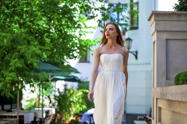 Portret van mooie model vrouw in het dragen van witte jurk — Stockfoto