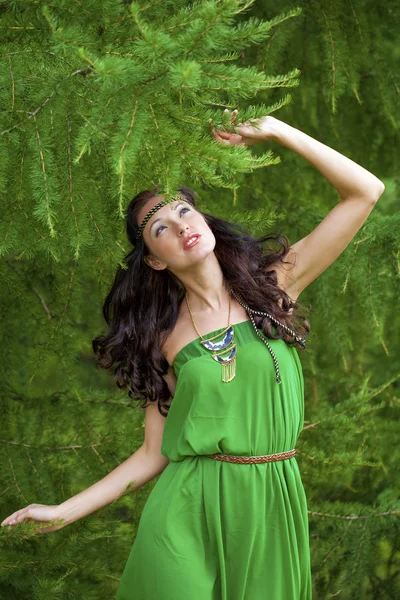 Mooie jonge vrouw in groene jurk — Stockfoto