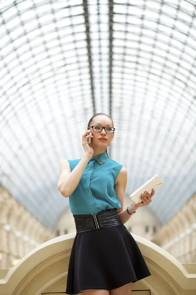 Geschäftsfrau telefoniert mit Handy — Stockfoto