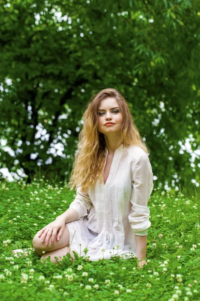 Młoda blond kobieta na zielony łąka — Zdjęcie stockowe