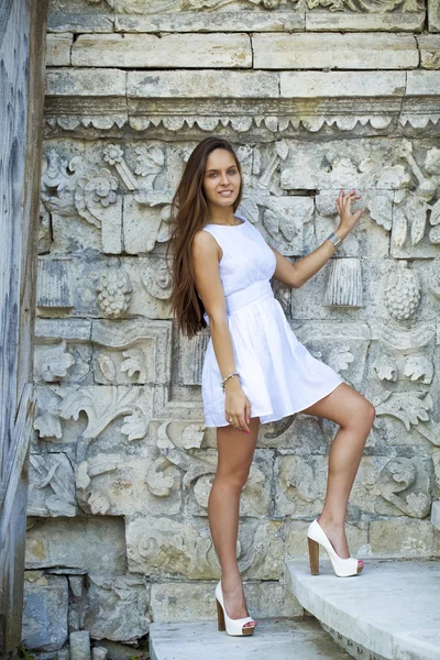 Sexig kvinna i vit klänning — Stockfoto