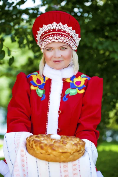 Jonge vrouw is gekleed in de Russische nationale jurk in zomer p — Stockfoto