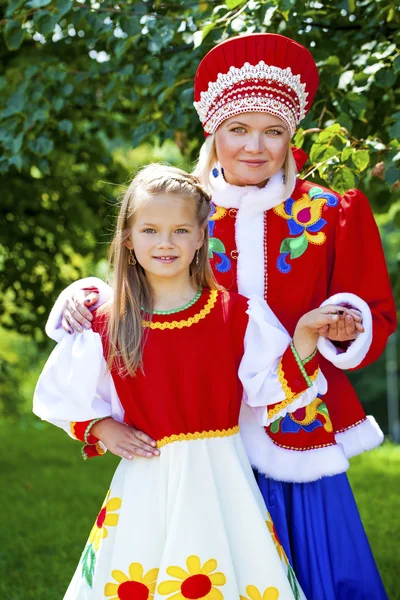 Портрет мати і дочка в Національний костюм Російська — стокове фото