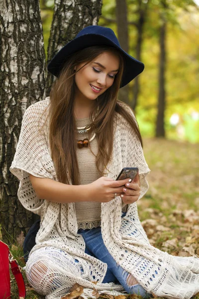 Junge schöne Frau fotografiert sich selbst mit einem Handy w — Stockfoto