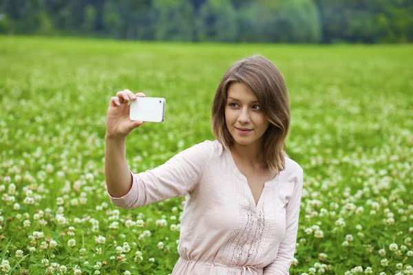 Mladá krásná světlovlasá žena samotné fotografování na buňku — Stock fotografie