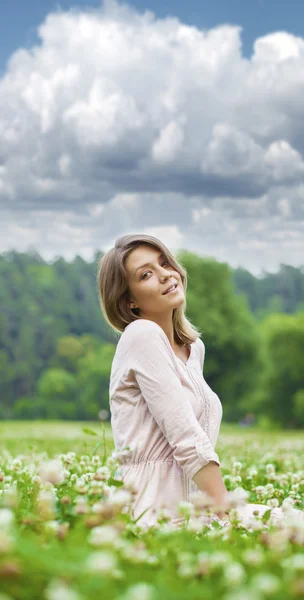 Mulher bonita jovem — Fotografia de Stock