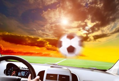 Araba üzerinde futbol sahası
