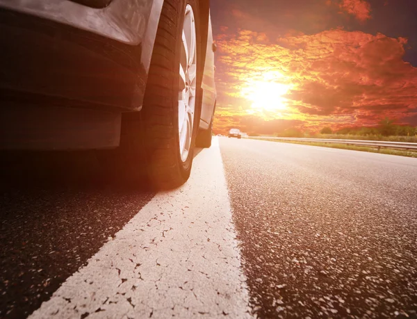 Blurred car and blue sky with clouds — Stock Photo, Image