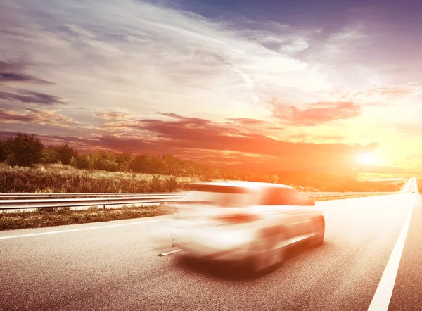 Auto fährt mit hoher Geschwindigkeit auf Autobahn — Stockfoto
