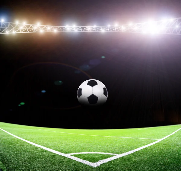 Мяч и огни на футбольном стадионе — стоковое фото