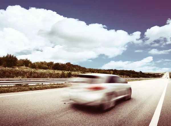 Coche en asfalto carretera —  Fotos de Stock