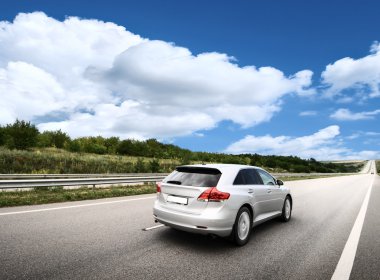 modern araba hareket halinde 