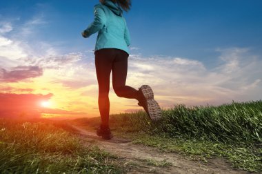 Kırsal bir yolda koşan genç bayan