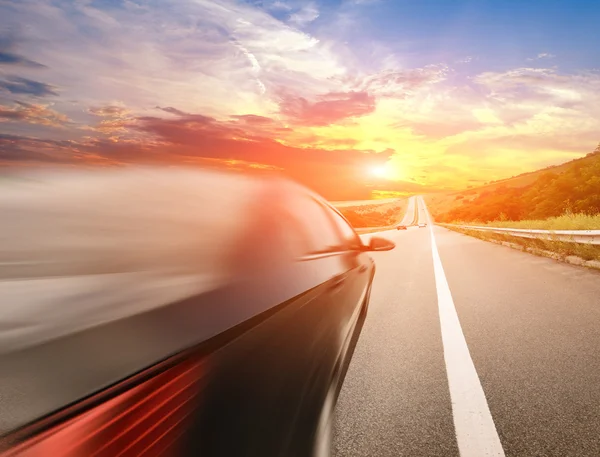 Motion blurred car on asphalt road — Stock Photo, Image