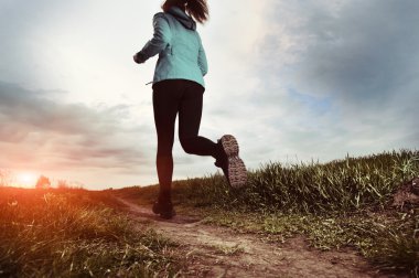 Kırsal bir yolda koşan genç bayan