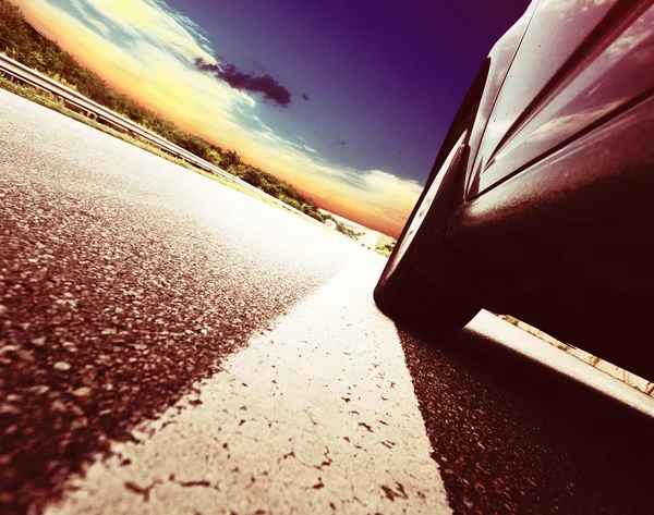 Fondo de diseño con coche en la carretera — Foto de Stock