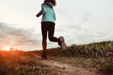 Kırsal bir yolda koşan genç bayan