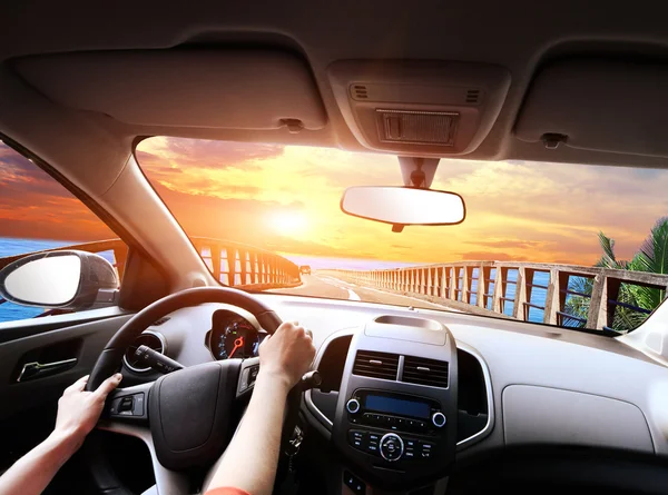 Mains d'un conducteur au volant d'une voiture — Photo