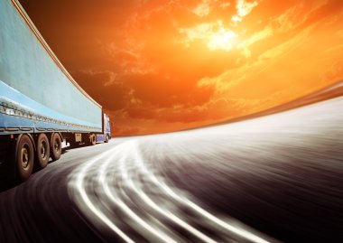 karayolu üzerinde beyaz kamyon