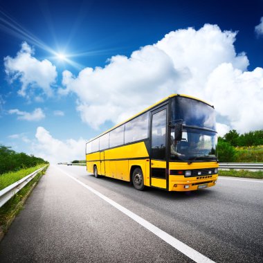Büyük sarı otobüs sürüş