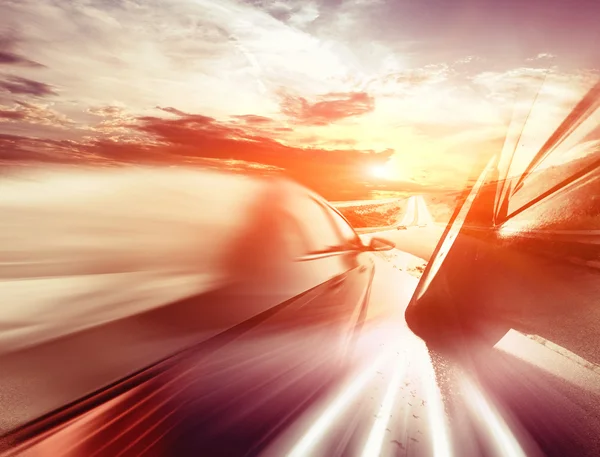 Coche en asfalto carretera — Foto de Stock