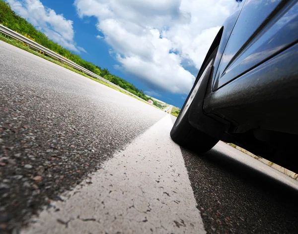 Coche en asfalto carretera —  Fotos de Stock