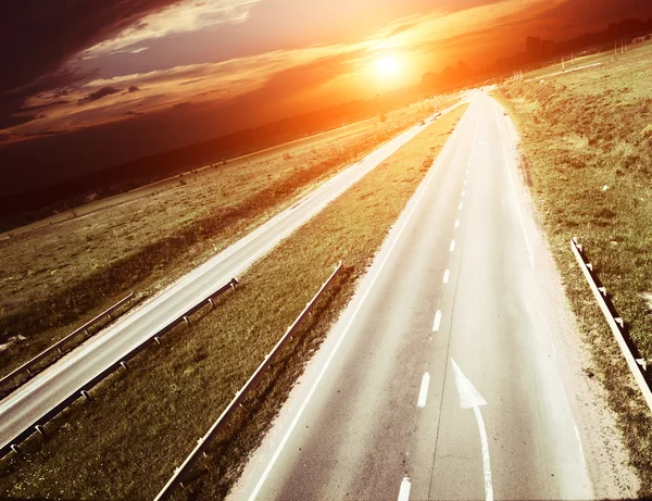 Traffico autostradale al tramonto — Foto Stock