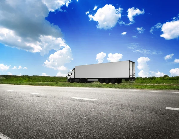 Witte vrachtwagen op de weg — Stockfoto