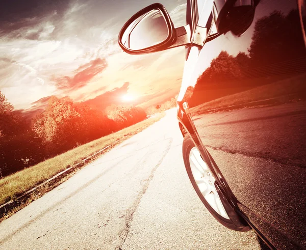 Carro dirigindo em uma auto-estrada — Fotografia de Stock