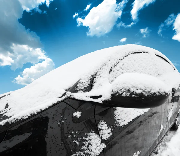 Auto mit Schnee bedeckt — Stockfoto