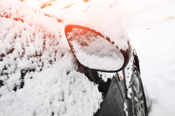 Bil i färsk vit snö — Stockfoto