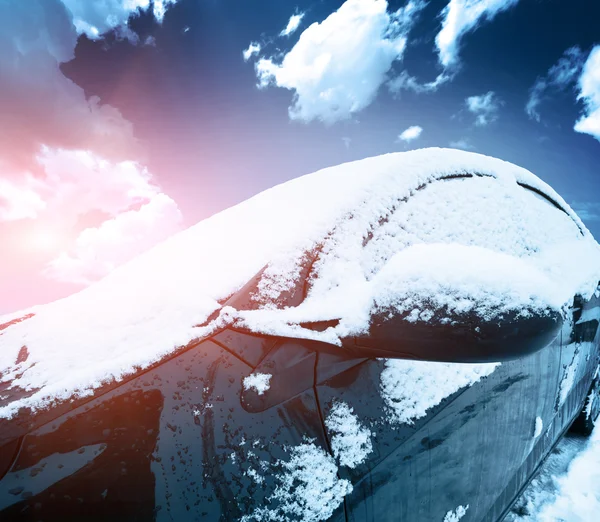 Carro coberto com neve branca fresca — Fotografia de Stock