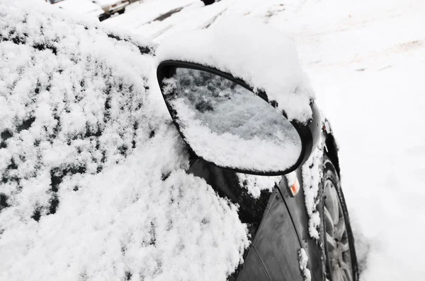 Auto v čerstvém sněhu, bílý — Stock fotografie