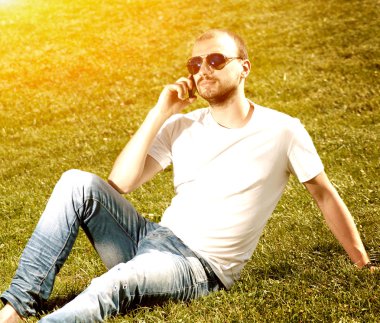 Cep telefonu olan adam.