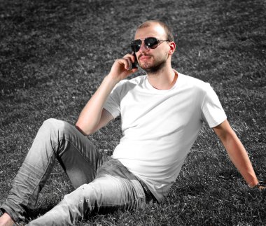 Cep telefonu olan adam.