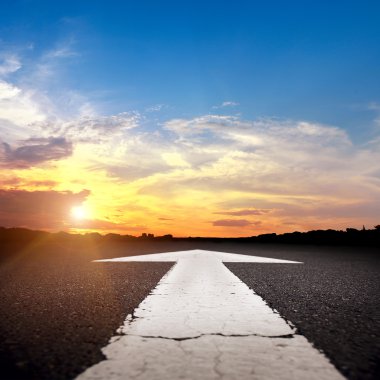Gün batımında boş asfalt yolu