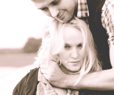 Aşık çift şefkatle kucaklayan