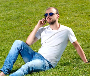 Cep telefonu olan adam.