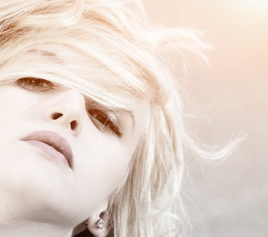 Dışarıdaki genç kadın portresi..