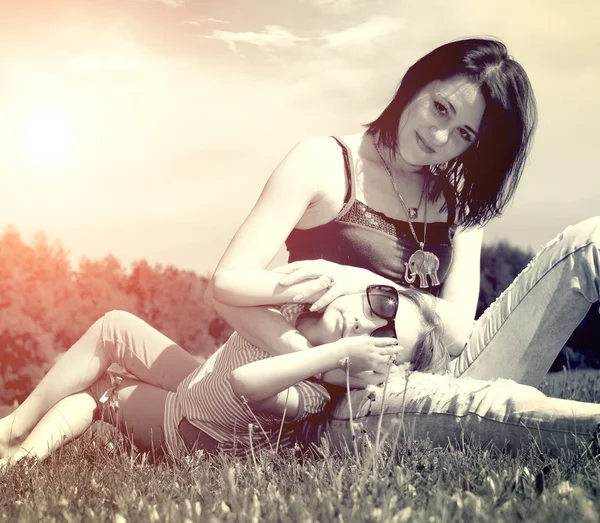 母と娘の草の上に座って — ストック写真