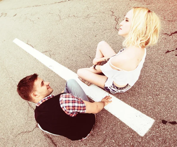 Jeunes amoureux sur la route asphaltée — Photo