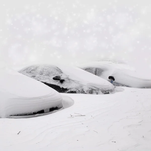 Snowly winter parkeren van de auto — Stockfoto