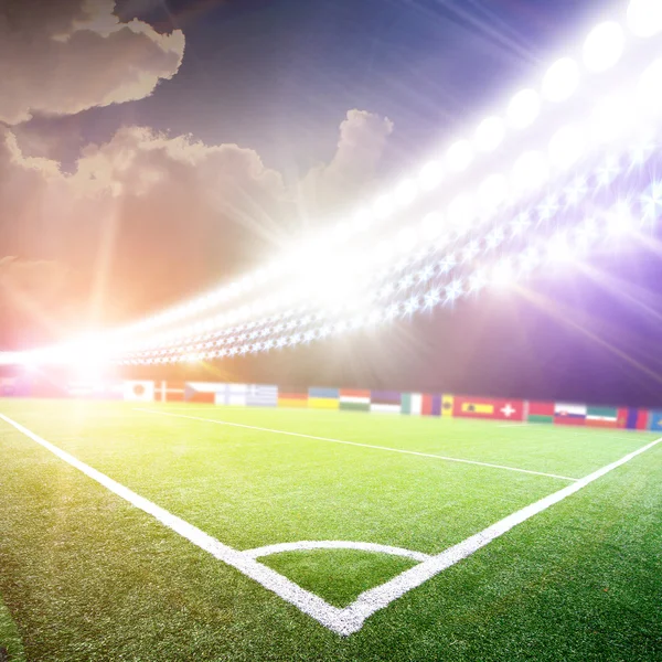 Campo de fútbol con los proyectores — Foto de Stock