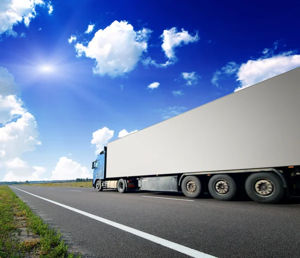 Camión en asfalto desenfoque de movimiento de carretera — Foto de Stock