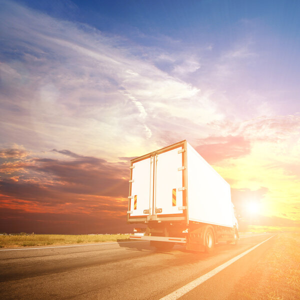 Грузовик с быстро движущимися грузами
